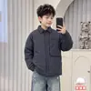 Chaqueta de plumón para niño 2026 Estilo Nuevo Invierno Engrosada Cálida Chaqueta de Solapa para Niños Medianos y Grandes Gris Estilo Ropa de Trabajo Ropa de Abrigo