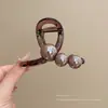 Adequado para uso no verão, este prendedor de garra é para mulheres com cabelo fino, para a parte de trás da cabeça. É um novo modelo de 2026, um acessório de cabelo de garra de tubarão de tamanho médio de alta qualidade
