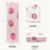 Directo del fabricante: Toalla popular de fabricación nacional con estampado de fresas, muy absorbente, libre de pelusa y fabricada con material de forro polar de coral con borde estampado.