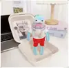 La ropa de los residentes de Bikini Bottom incluye peces geniales, peces flácidos, peces que se extienden planos, colgantes, llaveros, accesorios, monos y pantalones.