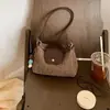 Mini Bolsa de Palha Tecida Estilo Flap Patchwork de Verão com Pompons para uma Viagem de Praia Estilosa