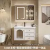 Sencillo tocador de baño rústico estilo francés, que incluye un mueble para lavabo y lavabo integrado