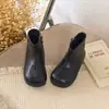 Botas para niña 2026 otoño nueva moda botas Martin de cuero de suela blanda para niñas pequeñas negro estilo coreano botas sencillas