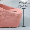 Chinelos de salto alto femininos de verão com sola grossa para casa estilo coreano sandálias de cunha da moda sapatos com furos antiderrapantes para banheiro respiráveis para uso externo