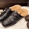 Mules Outono/Inverno Chinelos de Pelo 2026 Novo Retro Fivela Dupla Chinelos de Encaixar Preguiçosos Bico Fechado Chinelos Casuais Meio Chinelos Feminino
