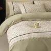 Conjunto de cama de quatro peças em renda francesa escovada, 100% algodão, grau A, espessado para outono e inverno, lençol de algodão puro, capa de edredom e lençol com elástico, oferecendo um toque luxuoso
