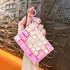 Mini Teclado Criativo de 26 Teclas Chaveiro Alivia Estresse Brinquedo Divertido para Estudantes Pingente Acessório de Bolsa Pequeno Presente Atacado