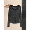 Camiseta Base de Mujer con Rayas Retro Color-Block y Cuello Henley para Primavera y Otoño, Corte Ajustado, Elástica, Manga Larga con Diseño de Botones, Top de Capa Interior