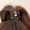 Presilha de pérola para rabo de cavalo alto 2024 nova simples acrílico etiqueta dourada parte de trás da cabeça cabelo meio preso tamanho pequeno presilha atacado
