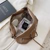 Bolso nicho de gran capacidad para mujer 2022 otoño nuevo cuero suave estilo motocicleta bolso tote de hombro cruzado para ir al trabajo bolso de axila