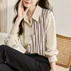 Foto real de la nueva ropa casual de otoño elegante para mujer: camisa de gasa con cuello, top, cárdigan, blusa, camiseta básica, camisa