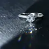 Anillo de bodas clásico con seis garras y corona de imitación de diamante Mosan americano de color D para mujer, con diseño de mano rápida y venta en vivo.