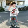 Roupa de Verão para Meninos Tendência Cool Novo Estilo Versão Coreana de Verão Infantil Conjunto de Meninos Grandes Dinossauro Manga Curta Calça Larga Fina