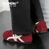 Zapatos Globales para Mujer Otoño 2026 Vino Tinto Suela Gruesa Tenis Blancos Zapatos de Plataforma Versátiles Planos Aumentadores de Altura Tenis Deportivos