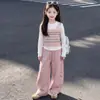 Conjunto de Roupa para Meninas Primavera e Outono 2026 Novo Estilo Infantil Elegante Camisa Base Colete de Lã Calça Casual Conjunto de Três Peças de Outono