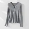 Nova Coleção Outono Inicial Camiseta Base de Tricô com Gola Henley Meio Aberta, Mistura de Lã Merino e Seda, Manga Longa, Corte Justo para Mulheres
