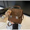 Mochila Feminina Retro Nova 2025 Multifuncional Tendência Exterior Única Outono e Inverno Estampa de Leopardo Mochila Estudante Bolsa Transversal