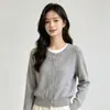 Cárdigan de punto liso estilo coreano minimalista con pequeños botones dorados, cuello redondo, nuevo diseño de principios de otoño, top moderno y único