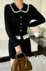 Fotos reales de un traje de falda ajustado de estilo francés para mujer, con un delicado ribete de encaje, un suéter de punto y una falda a juego - un conjunto de dos piezas
