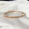 Pulseira Simples de Aço Titânio Estilo Europeu e Americano para Mulheres com Números Romanos, Pulseira de Casal, Design Aberto Personalizado, Não Desbota, Design Único