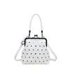 Bolsa de Mão de Bolinhas Bolsa Concha Feminina Transfronteiriça Nova Fecho de Alto Valor Bolsa de Ombro Moda Nicho Versátil Bolsa Transversal
