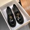 Novos Mocassins de Primavera Estilo Britânico com Fivela Quadrada Dourada Pequena, Bico Redondo Versátil e Salto Bloco para Mulheres