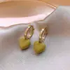Brincos geométricos quadrados em formato de coração retrô, um design único e estiloso para mulheres, apresentando um visual minimalista e moderno, e um toque de luxo discreto.