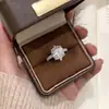 Anillo Electrochapado en Oro Real con Diseño de Cruz de Cuatro Garras y Diamantes Completamente Pavimentados en Forma de Cojín, Popular en Xiaohongshu, Hace que las Manos Parezcan Más Delgadas, Joyería para Mujeres, Disponible para Dropshipping