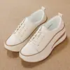 Sapatos de Plataforma com Solado Grosso para Comércio Exterior Feminino 2025 Outono Novo Estilo Coreano Fashionáveis Sapatos Brancos, Confortáveis e Não Cansativos Sapatos Casuais