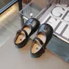 Sapatos retrô de couro estilo britânico para meninas 2026 primavera e outono novos sapatos de bico dividido com sola macia antiderrapante sapatos estilosos de princesa sapatos de um só