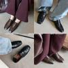 Zapatos pequeños de piel de vaca de estilo romano, estilo europeo y americano, primavera 2025, tacón bajo grueso, cabeza cuadrada, boca profunda, de una sola capa para mujer