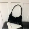 Bolsa de Pelúcia Fashion Outono e Inverno Nova Bolsa Feminina Grande Capacidade Simples Bolsa de Axila Estilo Popular de Celebridade da Internet Bolsa de Ombro
