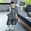 Conjunto curto de manga curta com estampa de leopardo para meninos 2026 novo conjunto de verão infantil fresco e estiloso com jeans workwear da moda tendência de vestuário infantil