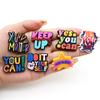 Accesorios decorativos de dibujos animados con frases inspiradoras en inglés transfronterizas, broche para funda de móvil, parche adhesivo suave de PVC