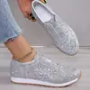 Sapatos Casuais Femininos Europeus e Americanos Cruzados com Bico Redondo Novo Estilo Europeu e Americano 2025 Boca Rasa Fundo Plano Tamanho Grande Esportivos Comércio Exterior Atacado Tamanho Grande