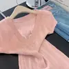 Camiseta de punto rosa con cuello en V, adelgazante, manga corta para mujer, se puede usar como ropa interior o exterior, corta, hombro normal, top pequeño, Primavera/Verano 2026