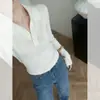 Camisa base de tricô cinza elegante e sofisticada com gola para mulheres, estilo outono old money, corte justo, top que afina