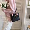 Bolsa de Textura de Luxo Feminina 2023 Nova Bolsa de Ombro Simples Popular Grande Capacidade para Carregar na Mão Simples Estilo Ocidental Bolsa Tote