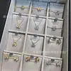 Vanjia Diseño de Nicho de Alta Gama Collar de Trébol de Flor Completa con Diamantes Aretes de Trébol de un Solo Diamante Pulsera Mismo Estilo de Influencer