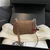 La nueva colección 2026 de bolsos de hombro presenta modernos bolsos de axila con estampado de leopardo, elegantes bolsos de hombro y pequeños bolsos cuadrados minimalistas y a la moda.