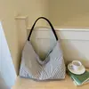 Bolsa tote de nylon de grande capacidade estilo casual para mulheres, nova bolsa de ombro versátil para o dia a dia 2026, bolsa de mão de nicho da moda