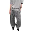 Calça estilo espada listrada, tecido misto, firme e estruturada, com padrão sutil, calça casual de corte reto, disponível em preto e cinza, com detalhes em pelo de coelho
