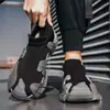 Sapatos Masculinos 2026 Venda Quente Transfronteiriça Sapatos Respiráveis de Malha Fly-Knit Jovens Tendência Casual Sapatos Esportivos Sapatos Meia com Solado Macio