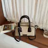 Bolso de mano cuadrado pequeño, moderno y único, estilo coreano, un bolso cruzado moderno y chic para mujer, nueva colección de otoño 2026, un bolso tipo bowling personalizado