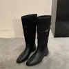 Elegantes para la calle~ Estilo retro de nicho, bloques de color, botas largas con correa de hebilla para mujer, punta redonda, tacón grueso, botas plisadas apiladas, de moda