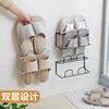 Estante de zapatos de hierro sin perforaciones para baño, estante para pantuflas de baño, estante de almacenamiento de pantuflas montado en la pared en la puerta, artefacto