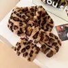 Cachecol de Pelúcia Estilo Americano com Estampa de Leopardo para Meninas, Proteção Quente para o Pescoço no Outono e Inverno, Design Versátil Cruzado com um Toque Vintage de Luxo