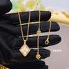 Traje de fritilaria blanca Bratti estilo palacio retro italiano, pulsera de trébol, collar de ágata roja, anillo y pendientes.