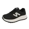 Tênis Chunky de Couro Estilo 'Dad Shoes' para Mulheres 2026 Primavera e Outono Novos Sapatos Casuais Esportivos Antiderrapantes Aumentadores de Altura com Solado Macio Brancos Venda por Atacado