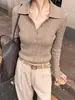 Suéter de malha com gola alta e mangas compridas na cor camelo texturizada, estilo francês, para mulheres, perfeito para outono e inverno, uma peça base sofisticada e que afina a silhueta